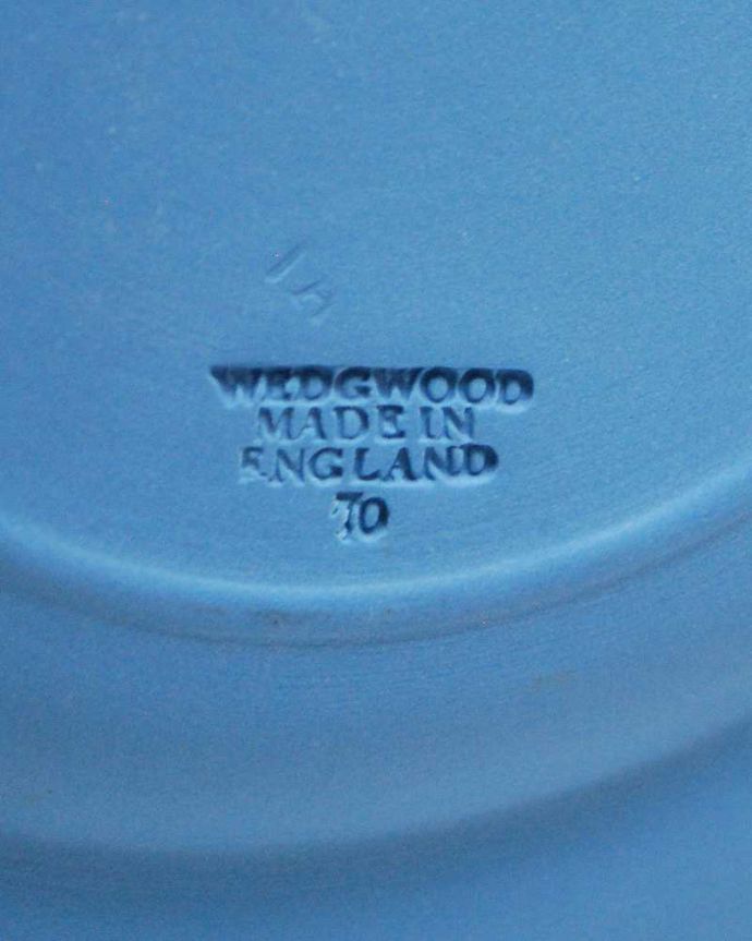 アンティーク 陶磁器の雑貨　アンティーク雑貨　アンティークのジャスパーウェア、ブルーのウェッジウッドのトレイ。ロゴがプリントされています。(k-2225-z)
