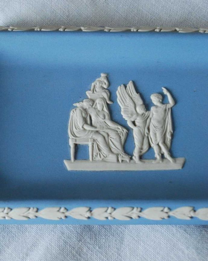 アンティーク 陶磁器の雑貨　アンティーク雑貨　英国アンティークのジャスパーウェア、長方形のウェッジウッドトレイ。ギリシャ神話などをモチーフにした図柄の模様が特徴です。(k-2227-z)