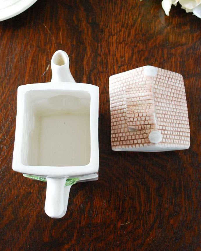 アンティーク 陶磁器の雑貨　アンティーク雑貨　イギリスで見つけた白いお家のアンティークティーポット。アンティークなので多少のキズ・汚れがある場合があります。(k-2229-z)