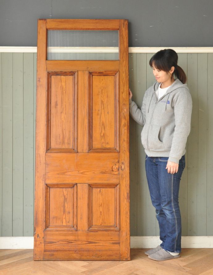 ドア・ゲート　アンティーク家具　ガラス付きのナチュラルな木製のアンティークドア（建具）。風合いたっぷりのアンティークドアアンティークらしい木目の風合いがとってもいいアンティークのドア。(k-223-f-1)