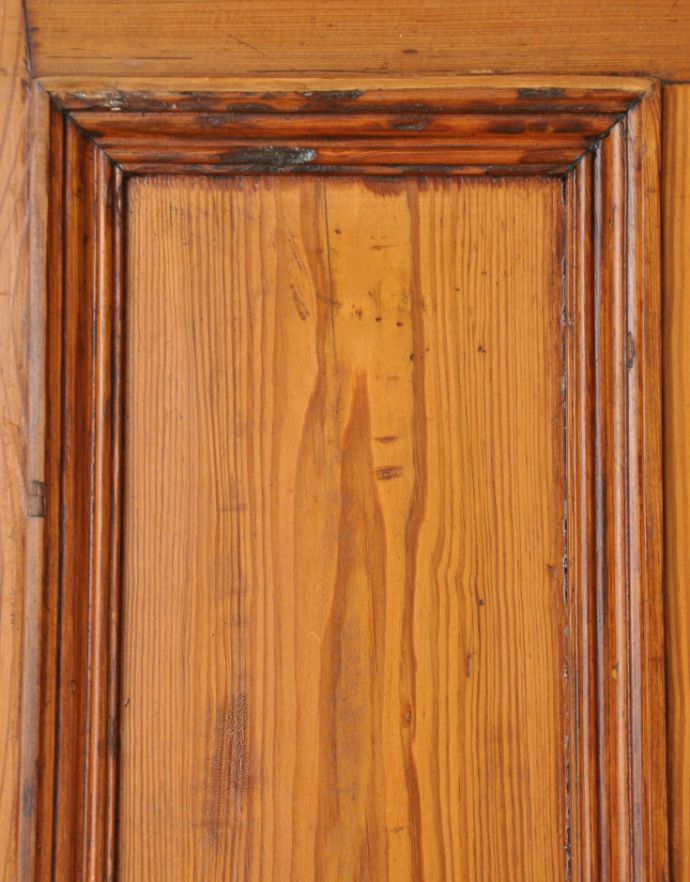 ドア・ゲート　アンティーク家具　ガラス付きのナチュラルな木製のアンティークドア（建具）。アンティークらしい木目アンティークは新品ではないので、経年変化によるキズはありますが、ピッカピカにお直ししました。(k-223-f-1)