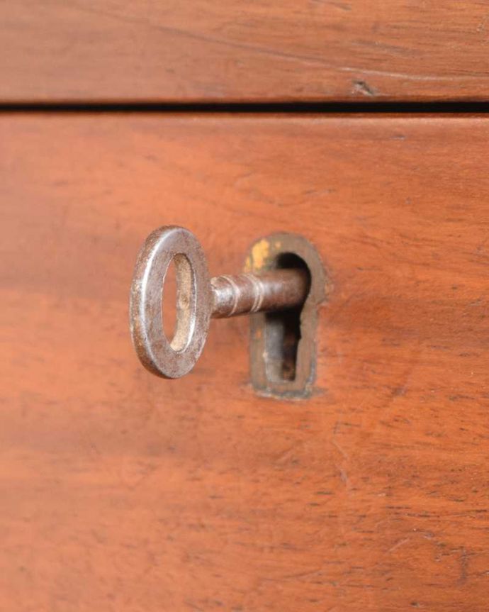 アンティークのチェスト　アンティーク家具　イギリスで見つけた高級材を使用したアンティークチェスト（３段）。大切なものも収納出来ますおとぎ話に出てくるような可愛いアンティークの鍵が付いています。(k-2232-f)