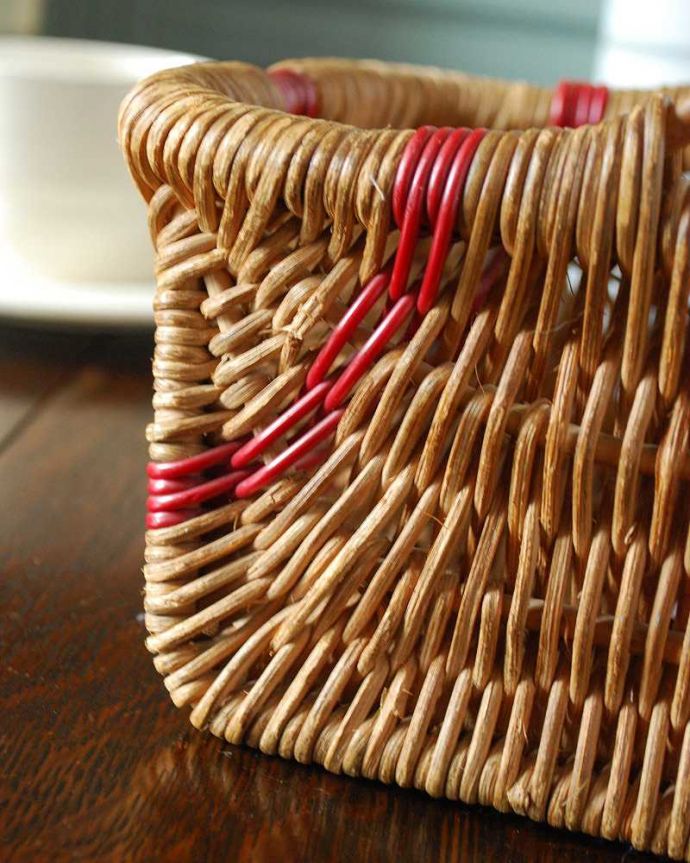 アンティーク その他の雑貨　アンティーク雑貨　イギリス輸入の赤色が可愛い小さなアンティークバスケット（スクエア）。しっかり作られています。(k-2233-z)