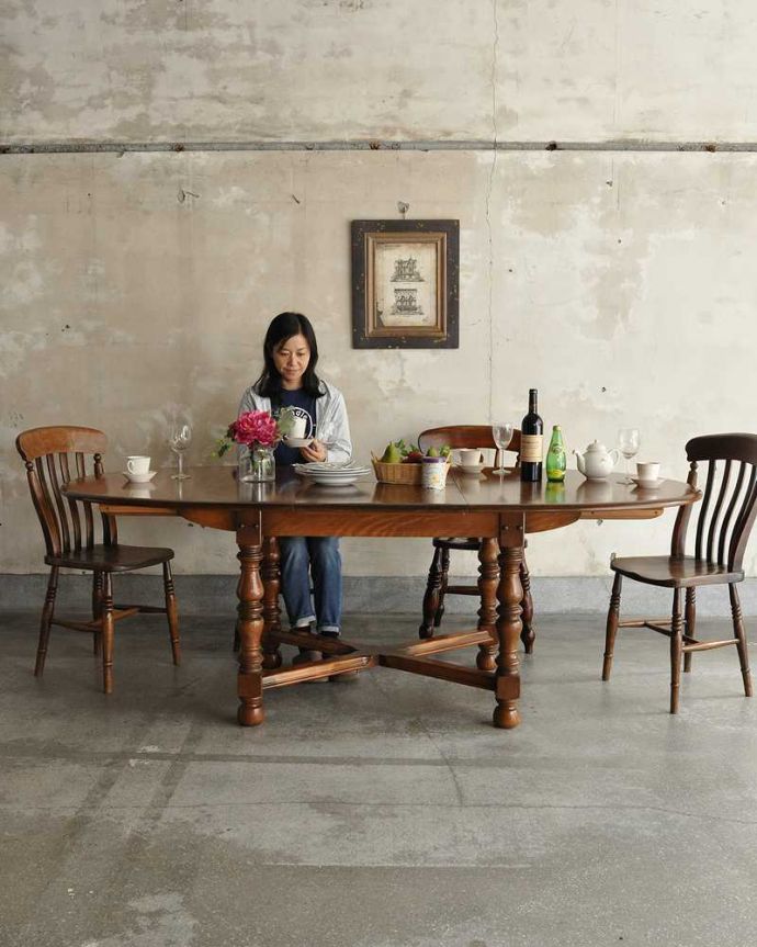 アンティークのテーブル　アンティーク家具　アンティークの英国家具、脚の彫りが豪華な伸張式のダイニングテーブル（エクステンションテーブル）。用途に合わせてサイズを変えれる便利なテーブル英国クラシックな雰囲気がたっぷり詰まった美しいエクステンションテーブル。(k-2234-f)