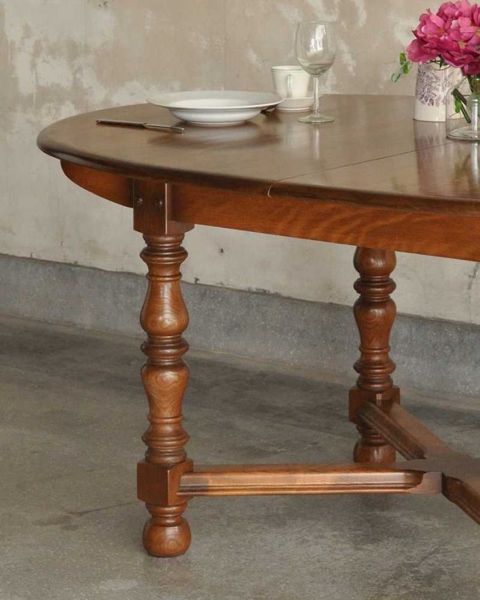 アンティークのテーブル　アンティーク家具　アンティークの英国家具、脚の彫りが豪華な伸張式のダイニングテーブル（エクステンションテーブル）。英国アンティークらしい優雅な佇まいにうっとりアンティークらしい上品な木目とデザインの美しさ。(k-2234-f)
