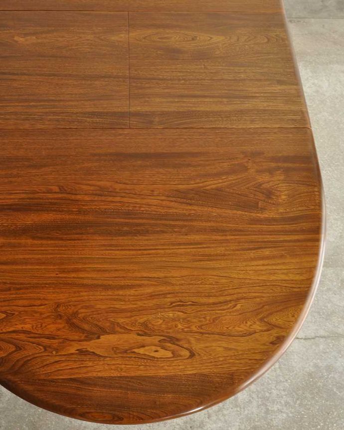 アンティークのテーブル　アンティーク家具　アンティークの英国家具、脚の彫りが豪華な伸張式のダイニングテーブル（エクステンションテーブル）。シンプルな木目がカッコイイ天板を近くで見てみるとこんな感じ。(k-2234-f)