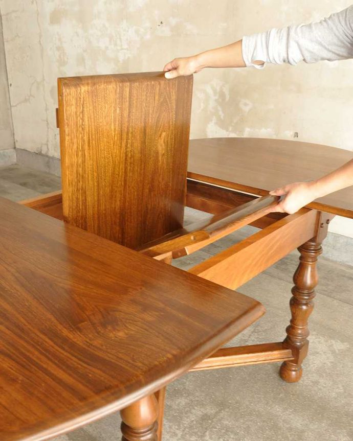 アンティークのテーブル　アンティーク家具　アンティークの英国家具、脚の彫りが豪華な伸張式のダイニングテーブル（エクステンションテーブル）。あっという間にサイズ変更OK！天板の真ん中に天板を足すだけ。(k-2234-f)