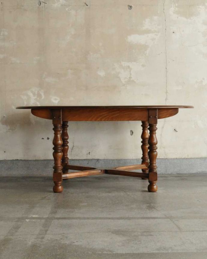 アンティークのテーブル　アンティーク家具　アンティークの英国家具、脚の彫りが豪華な伸張式のダイニングテーブル（エクステンションテーブル）。横から見た姿は…究極に優雅なシンプルデザイン。(k-2234-f)