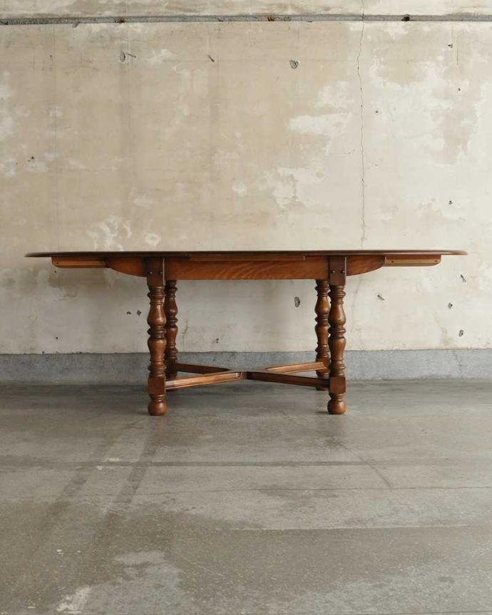 アンティークのテーブル　アンティーク家具　アンティークの英国家具、脚の彫りが豪華な伸張式のダイニングテーブル（エクステンションテーブル）。天板を足すと･･･かなり大きなサイズになるので、大人数で使えます。(k-2234-f)