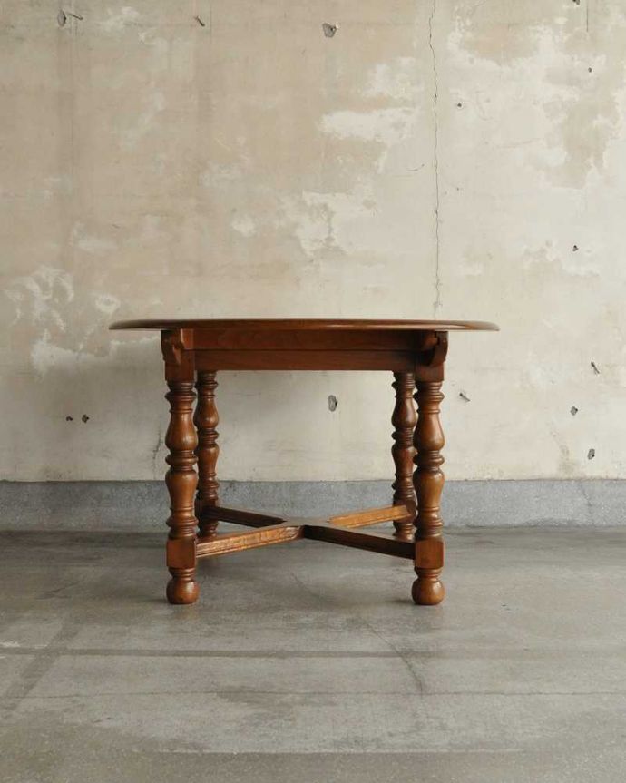 アンティークのテーブル　アンティーク家具　アンティークの英国家具、脚の彫りが豪華な伸張式のダイニングテーブル（エクステンションテーブル）。こちら側から見ても･･･360度、どこから見てもスッキリと美しい姿でみんなを魅了してくれます。(k-2234-f)