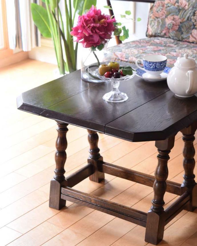 アンティークのテーブル　アンティーク家具　イギリスで見つけたアンティーク輸入家具、伸張式の小さなコーヒーテーブル（バタフライ式）。英国アンティークらしい脚の美しさが自慢どこに置いても魅了されてしまう脚のデザインの美しさ。(k-2237-f)
