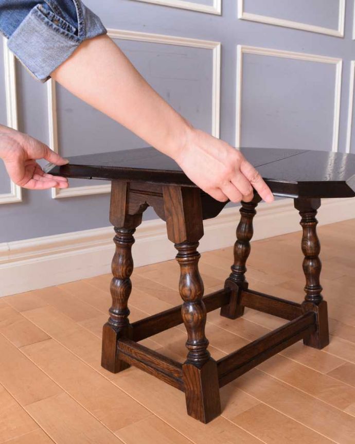 アンティークのテーブル　アンティーク家具　イギリスで見つけたアンティーク輸入家具、伸張式の小さなコーヒーテーブル（バタフライ式）。あっという間にサイズが変えれます。(k-2237-f)