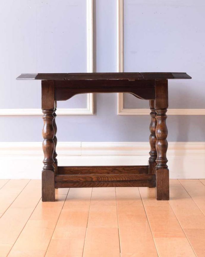アンティークのテーブル　アンティーク家具　イギリスで見つけたアンティーク輸入家具、伸張式の小さなコーヒーテーブル（バタフライ式）。クルッと回転。(k-2237-f)