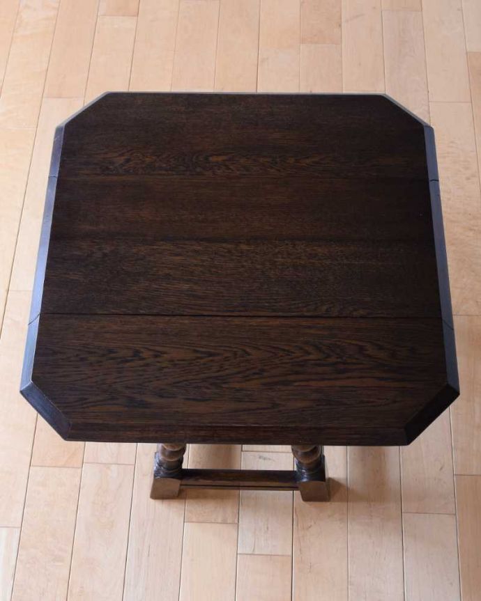 アンティークのテーブル　アンティーク家具　イギリスで見つけたアンティーク輸入家具、伸張式の小さなコーヒーテーブル（バタフライ式）。天板の形を見てみると･･･テーブルの形を上から見ると、こんな感じです。(k-2237-f)
