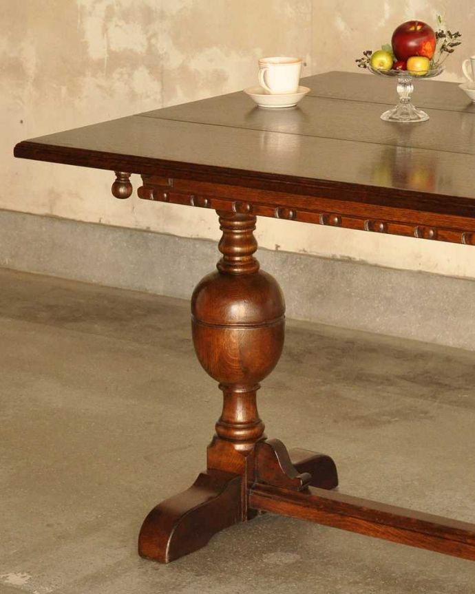 アンティークのテーブル　アンティーク家具　バルボスレッグが美しい伸張式の英国ダイニングテーブル（エクステンションテーブル）。やっぱり目が行く重厚なデザインの脚重厚な雰囲気のバルボスレッグと呼ばれる美しい脚が一番の特長。(k-2240-f)