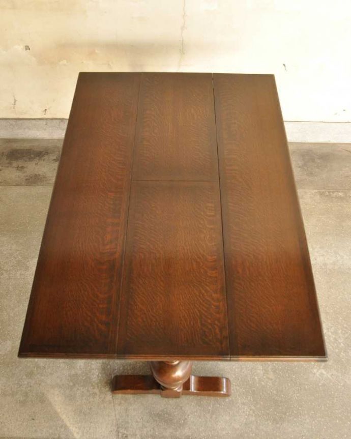 アンティークのテーブル　アンティーク家具　バルボスレッグが美しい伸張式の英国ダイニングテーブル（エクステンションテーブル）。やっぱりテーブルは天板が重要やっぱりテーブルで一番気になる天板部分。(k-2240-f)