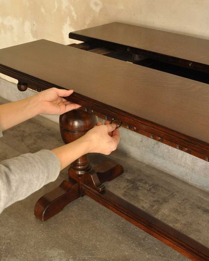 アンティークのテーブル　アンティーク家具　バルボスレッグが美しい伸張式の英国ダイニングテーブル（エクステンションテーブル）。あっという間にサイズ変更OK！天板を引いて・・・。(k-2240-f)
