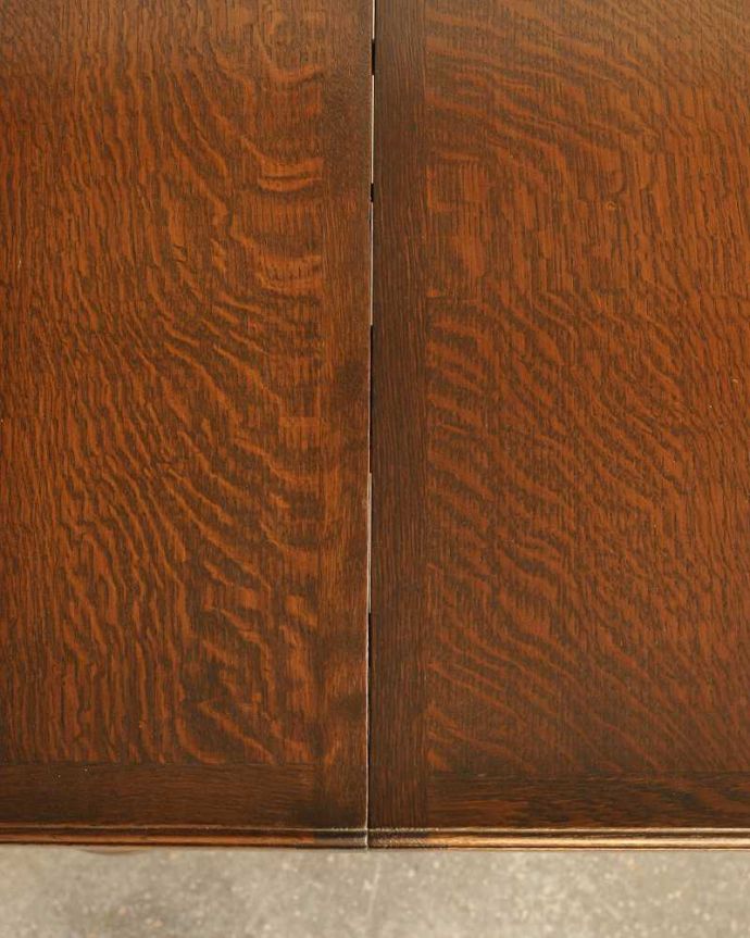 アンティークのテーブル　アンティーク家具　バルボスレッグが美しい伸張式の英国ダイニングテーブル（エクステンションテーブル）。近づいて見てみると、天板はこんな感じです。(k-2240-f)