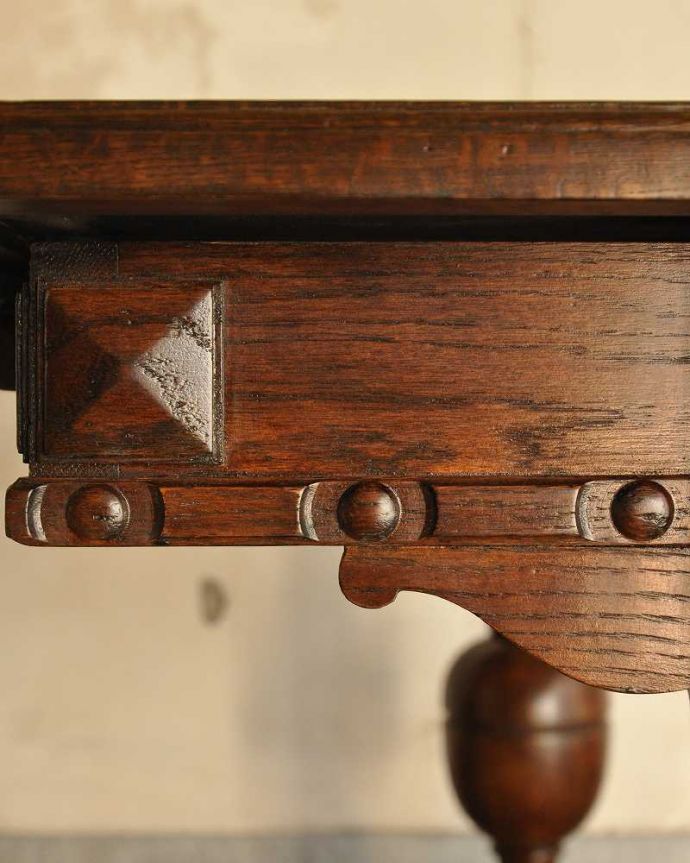 アンティークのテーブル　アンティーク家具　バルボスレッグが美しい伸張式の英国ダイニングテーブル（エクステンションテーブル）。惚れ惚れしちゃう美しさこんなに堅い無垢材に一体どうやって彫ったんだろう？と不思議になるくらい細かい彫にうっとりです。(k-2240-f)