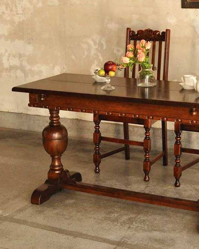 アンティークのテーブル　アンティーク家具　バルボスレッグが美しい伸張式の英国ダイニングテーブル（エクステンションテーブル）。やっぱり目が行く重厚なデザインの脚重厚な雰囲気のバルボスレッグと呼ばれる美しい脚が一番の特長。(k-2240-f)