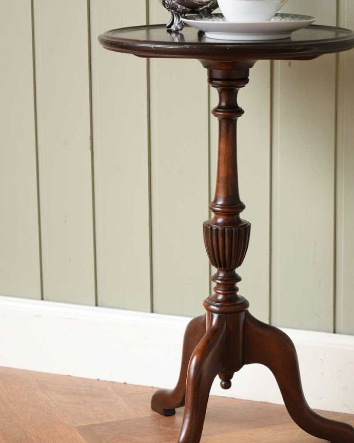 アンティークのテーブル　アンティーク家具　英国アンティーク家具、コンパクトなオケージョナルテーブル（ティーテーブル）。小さくてもアンティークの気品タップリ。(k-2241-f)