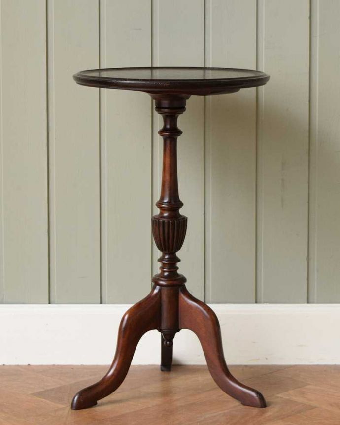 アンティークのテーブル　アンティーク家具　英国アンティーク家具、コンパクトなオケージョナルテーブル（ティーテーブル）。横から見ても優雅英国アンティークらしく横顔だって美しいんです。(k-2241-f)