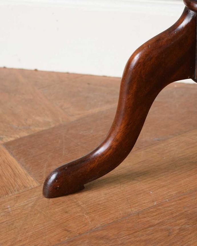 アンティークのテーブル　アンティーク家具　英国アンティーク家具、コンパクトなオケージョナルテーブル（ティーテーブル）。Handleの家具の脚の裏には･･･床にキズが付かないよう脚の裏にフェルトキーパーを付けてお届けしています。(k-2241-f)