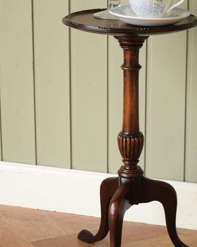 アンティークのテーブル　アンティーク家具　木製の丸いイギリスアンティーク家具、ティーテーブル（オケージョナルテーブル）。小さくてもアンティークの気品タップリ。(k-2242-f)
