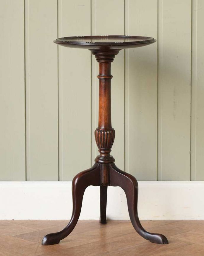 アンティークのテーブル　アンティーク家具　木製の丸いイギリスアンティーク家具、ティーテーブル（オケージョナルテーブル）。横から見ても優雅英国アンティークらしく横顔だって美しいんです。(k-2242-f)