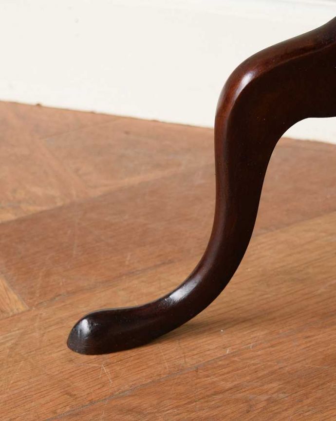 アンティークのテーブル　アンティーク家具　木製の丸いイギリスアンティーク家具、ティーテーブル（オケージョナルテーブル）。Handleの家具の脚の裏には･･･床にキズが付かないよう脚の裏にフェルトキーパーを付けてお届けしています。(k-2242-f)