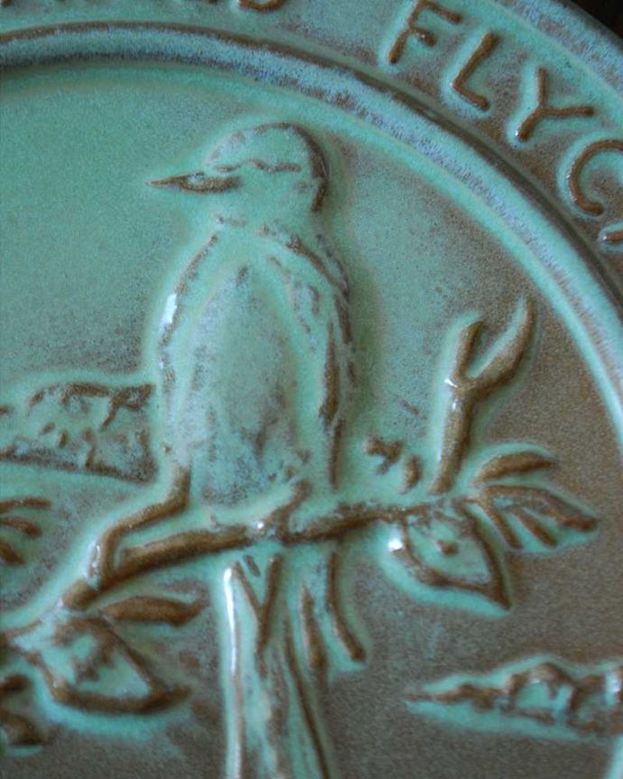 アンティーク 陶磁器の雑貨　アンティーク雑貨　キッチンで使えるアンティーク雑貨、陶器のトリベット(鍋敷き)（緑）。小枝に止まる鳥のデザインです。(k-2252-z)