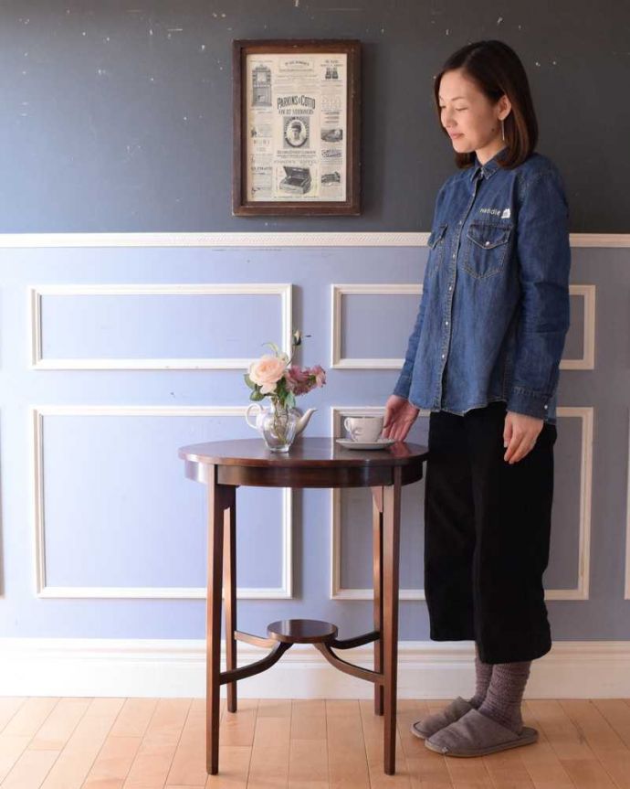 アンティークのテーブル　アンティーク家具　高級感があるアンティーク英国家具、木目も美しいオケージョナルテーブル。どんな場所でも便利に使える小さなテーブルそもそも「オケージョナル」とは「便利に使える」と言う意味。(k-2256-f)