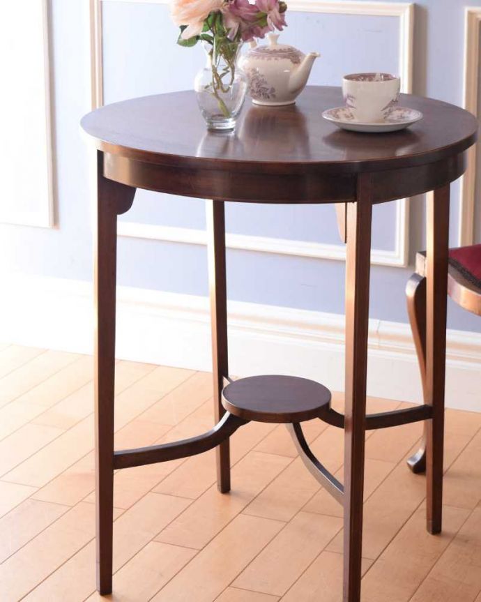 アンティークのテーブル　アンティーク家具　高級感があるアンティーク英国家具、木目も美しいオケージョナルテーブル。上品で優雅なアンティーク凛とした雰囲気が漂うアンティークらしい立ち姿のテーブル。(k-2256-f)