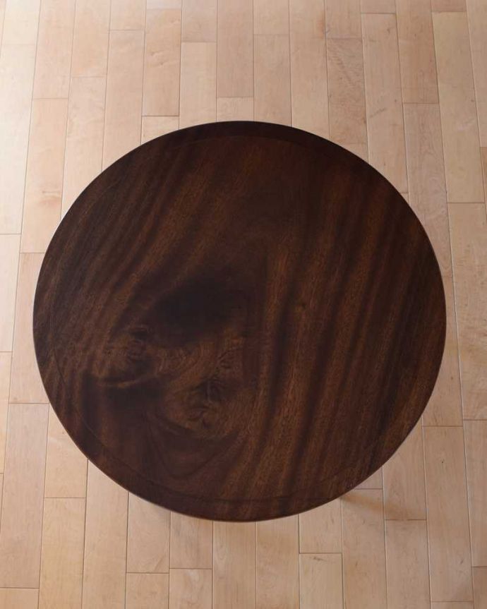 アンティークのテーブル　アンティーク家具　高級感があるアンティーク英国家具、木目も美しいオケージョナルテーブル。天板の形を見てみると･･･テーブルの形を上から見ると、こんな感じです。(k-2256-f)