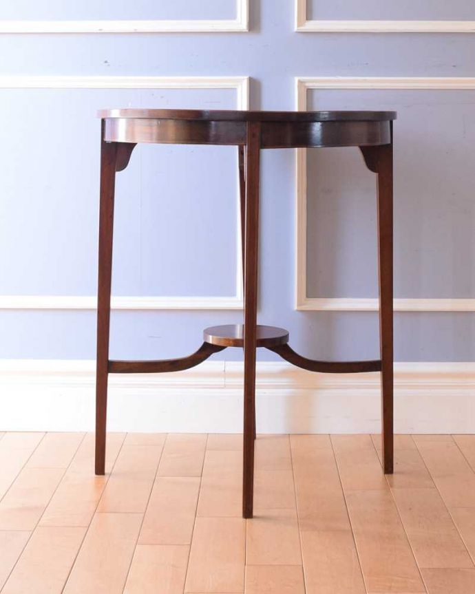 アンティークのテーブル　アンティーク家具　高級感があるアンティーク英国家具、木目も美しいオケージョナルテーブル。クルッと回転。(k-2256-f)