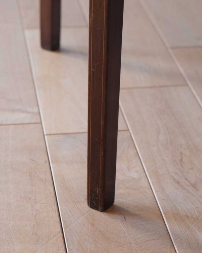 アンティークのテーブル　アンティーク家具　高級感があるアンティーク英国家具、木目も美しいオケージョナルテーブル。持ち上げなくても移動できます！Handleのアンティークは、脚の裏にフェルトキーパーをお付けしていますので、床を滑らせてれば移動が簡単です。(k-2256-f)