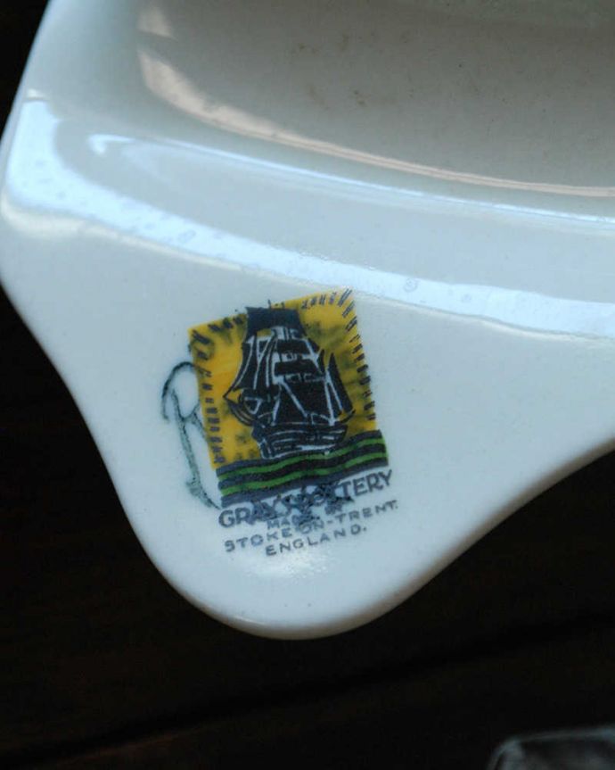 アンティーク 陶磁器の雑貨　アンティーク雑貨　英国のアンティーク雑貨、モダンなデザインの陶器のトーストスタンド。裏側には品質の証製造メーカー保証の意味がこもった窯印、ポーセリンマークがあります。(k-2257-z)