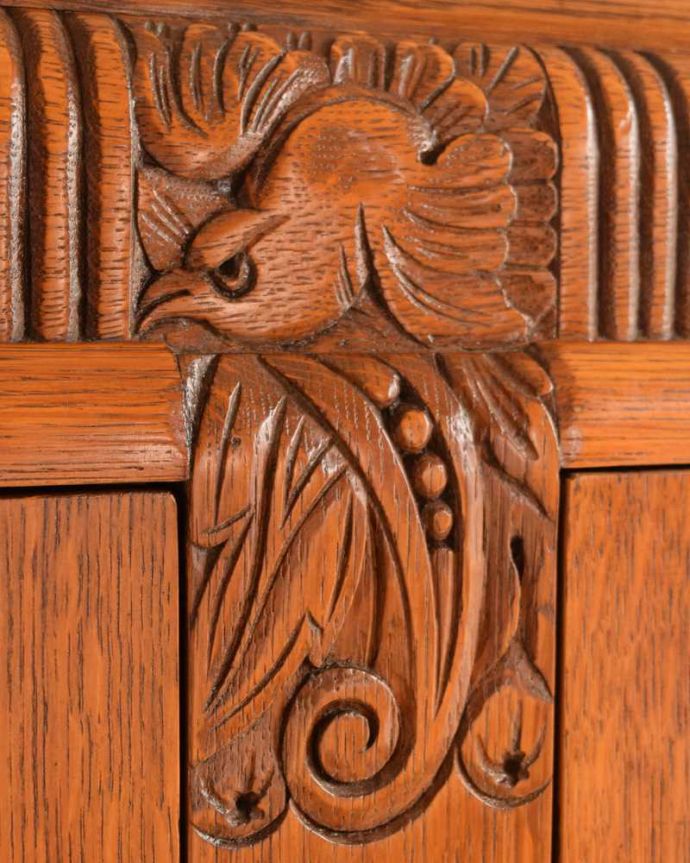 アンティークのキャビネット　アンティーク家具　イギリスから届いたアンティーク家具、凛々しい鳥が守ってくれる美しい木製のブックケース（本棚）。うっとりする美しさアンティークだから手に入る美しい彫。(k-2260-f)