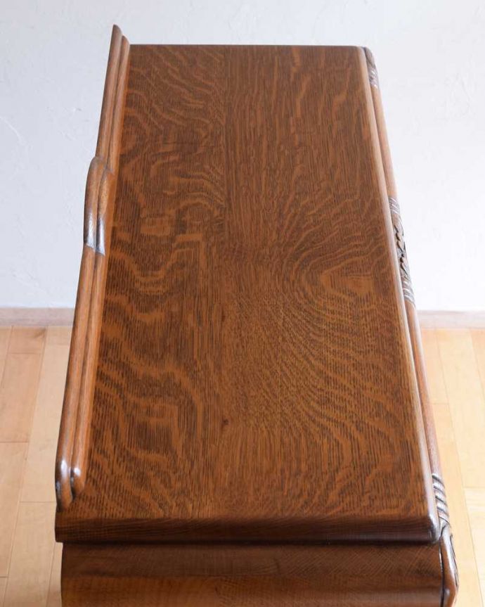 アンティークのキャビネット　アンティーク家具　イギリスから届いたアンティーク家具、凛々しい鳥が守ってくれる美しい木製のブックケース（本棚）。天板もキレイに仕上げました。(k-2260-f)