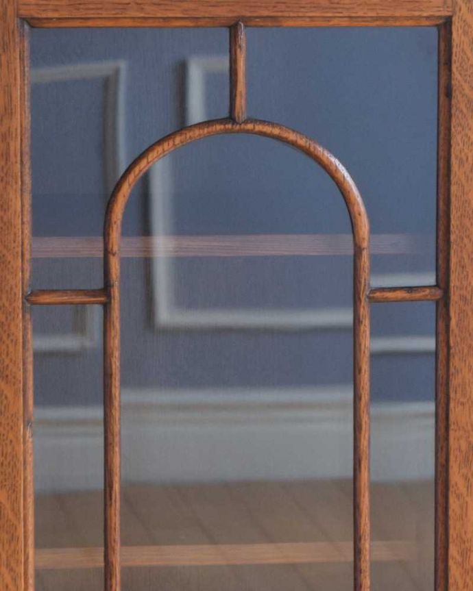 アンティークのキャビネット　アンティーク家具　イギリスから届いたアンティーク家具、凛々しい鳥が守ってくれる美しい木製のブックケース（本棚）。美しい装飾にうっとり…ガラス面の装飾が上品なアクセントに。(k-2260-f)