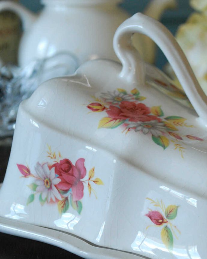 アンティーク 陶磁器の雑貨　アンティーク雑貨　イギリスで見つけたお花がかわいいアンティークバターディッシュ。ホワイト色の陶器に、美しいお花がデザインされています。(k-2262-z)