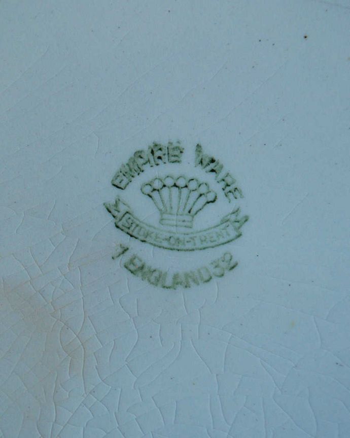 アンティーク 陶磁器の雑貨　アンティーク雑貨　イギリスで見つけたおいしそうなフルーツのアンティークバターディッシュ。裏側には品質の証製造メーカー保証の意味がこもった窯印、ポーセリンマークがあります。(k-2263-z)