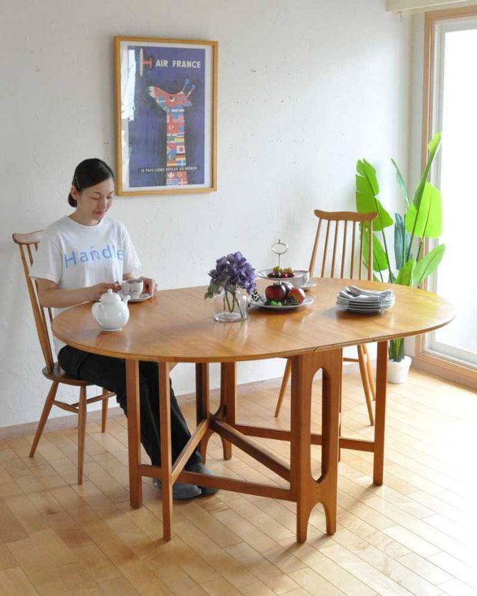 アンティークのテーブル　アンティーク家具　北欧スタイルのホールディングテーブル、ヴィンテージドロップリーフテーブル（伸張式）。使い方に合わせて3通りで使えるアンティークの定番アンティーク家具の定番テーブルと言えばバタフライテーブル。(k-2266-f)