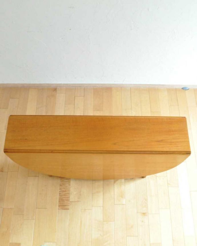 アンティークのテーブル　アンティーク家具　北欧スタイルのホールディングテーブル、ヴィンテージドロップリーフテーブル（伸張式）。畳むとこんなにスリムなサイズリーフを閉じた状態のテーブルを上から見るとこんな感じ。(k-2266-f)