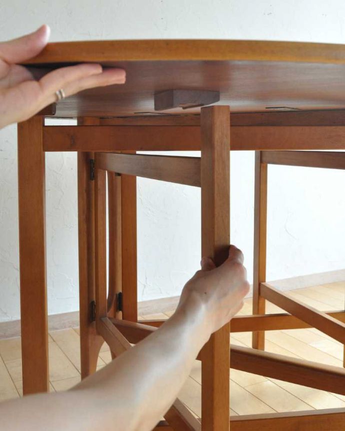 アンティークのテーブル　アンティーク家具　北欧スタイルのホールディングテーブル、ヴィンテージドロップリーフテーブル（伸張式）。あっという間にサイズが変わる！天板を上に持ち上げて脚を動かすだけで、あっという間にサイズが大きく変わります。(k-2266-f)
