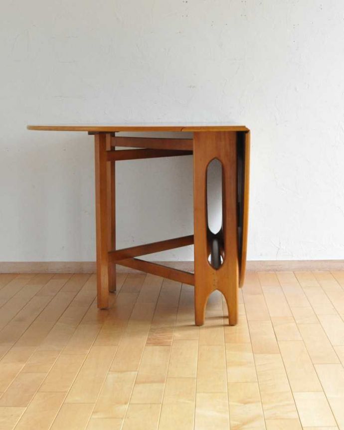 アンティークのテーブル　アンティーク家具　北欧スタイルのホールディングテーブル、ヴィンテージドロップリーフテーブル（伸張式）。片方開くと････片方のリーフを開くとこんな感じ。(k-2266-f)