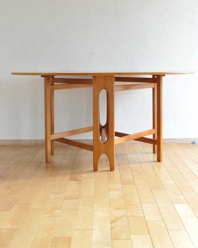 アンティークのテーブル　アンティーク家具　北欧スタイルのホールディングテーブル、ヴィンテージドロップリーフテーブル（伸張式）。両方開けば大きなサイズ脚のデザインも印象的。(k-2266-f)