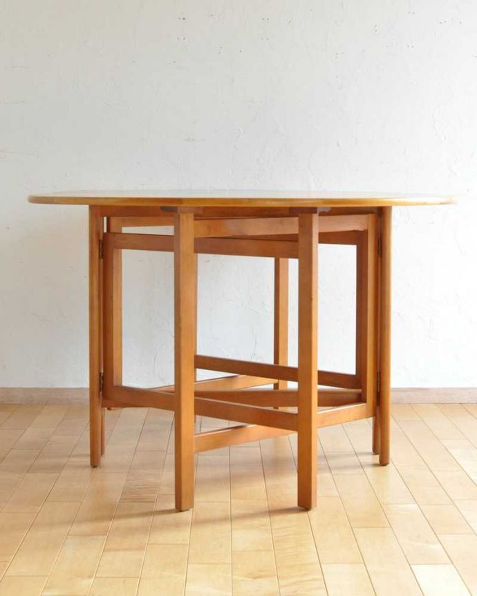 アンティークのテーブル　アンティーク家具　北欧スタイルのホールディングテーブル、ヴィンテージドロップリーフテーブル（伸張式）。クルッと回転。(k-2266-f)