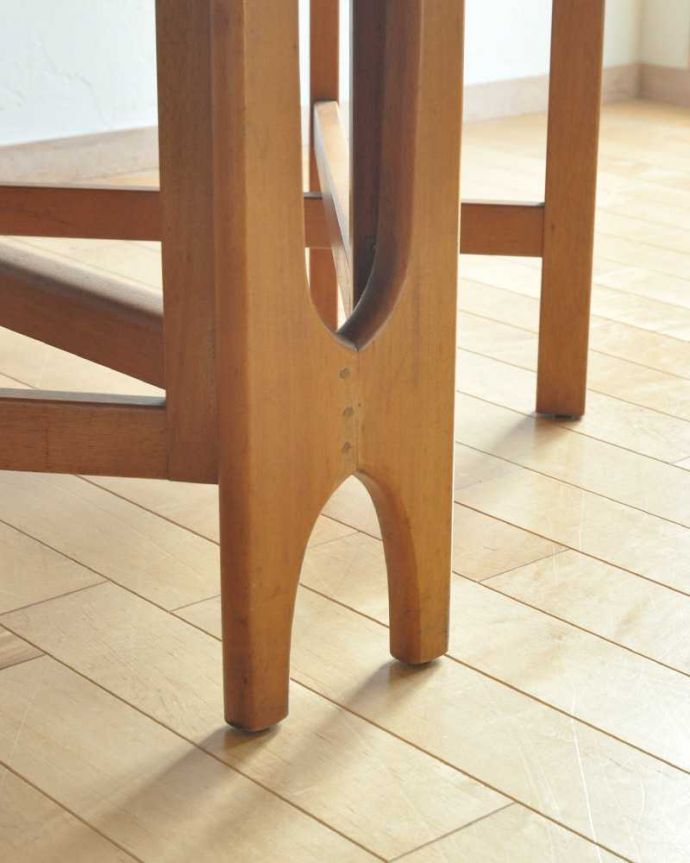 アンティークのテーブル　アンティーク家具　北欧スタイルのホールディングテーブル、ヴィンテージドロップリーフテーブル（伸張式）。持ち上げなくても移動できます！Handleのアンティークは、脚の裏にフェルトキーパーをお付けしていますので、持ち上げなくても床を滑らせれば女性でも簡単に移動させることが出来ます。(k-2266-f)