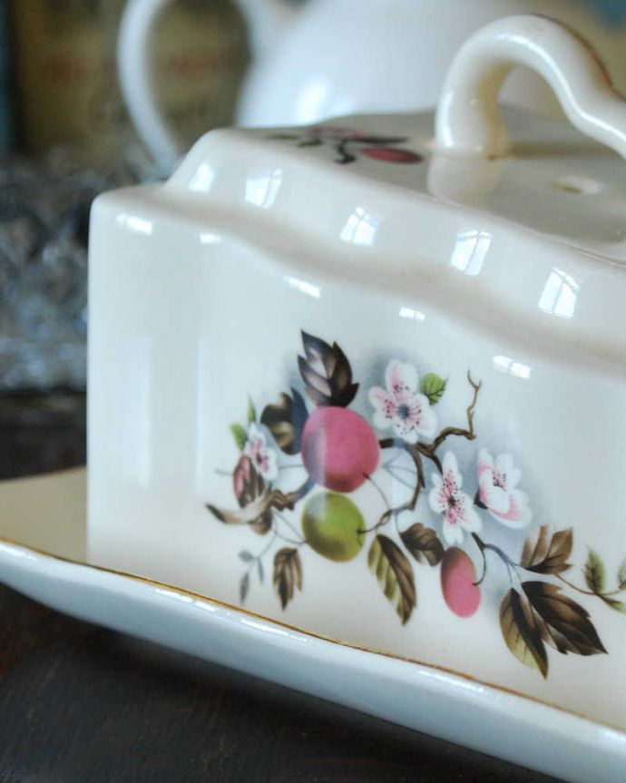 アンティーク 陶磁器の雑貨　アンティーク雑貨　イギリスで見つけた木の実模様のアンティークバターディッシュ。陶器に、美しいお花がデザインされています。(k-2266-z)